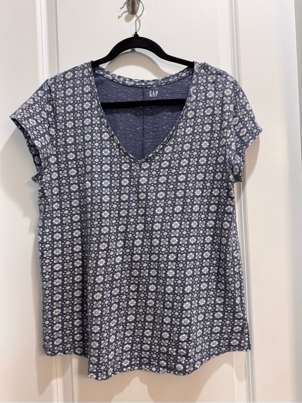 Gap Blue Floral VNeck Tee Large Short Sleeve Armpit To Armpit 20” Length 26”